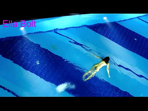 ❤️ Ik kin net ophâlde te sjen, jonge blonde fongen neaken swimmen yn ELLA BOLT resort pool Seksfideo op fy.prendiporno.ru
