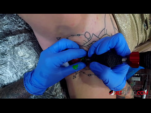 ❤️ Ekstreem tattooed hottie Sully Savage krige in tattoo op har klitoris Seksfideo op fy.prendiporno.ru