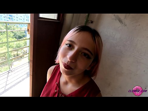 ❤️ Studint Sensual sûget in frjemdling yn 'e bûtenwrâld - Cum op syn gesicht Seksfideo op fy.prendiporno.ru